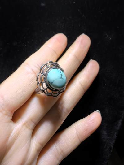 纯天然松石戒指男女款，瓷度密度较高，湖绿色加天然铁线犹如水墨诗情画意，裸石尺寸:11mm*13mm纯银镶嵌可调节指圈！