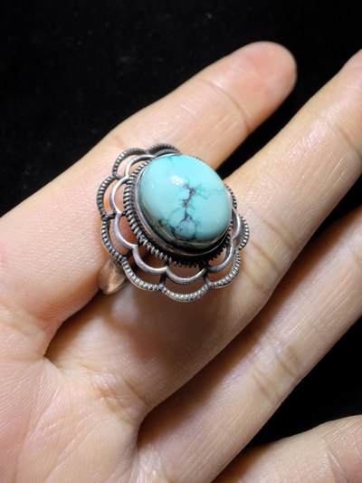 纯天然松石戒指男女款，瓷度密度较高，湖绿色加天然铁线犹如水墨诗情画意，裸石尺寸:11mm*13mm纯银镶嵌可调节指圈！