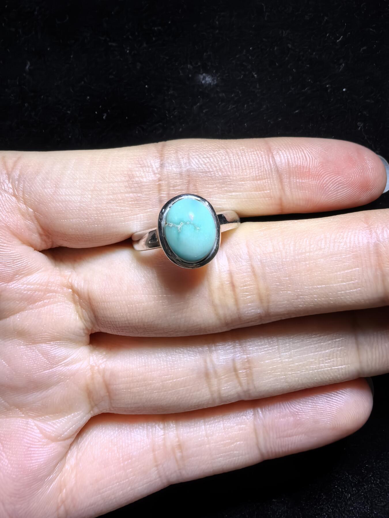 纯天然原矿绿松石高瓷蓝女戒，清新淡雅，精致小巧。纯银镶嵌可调节指圈。裸石尺寸：0.9cm*0.7cm