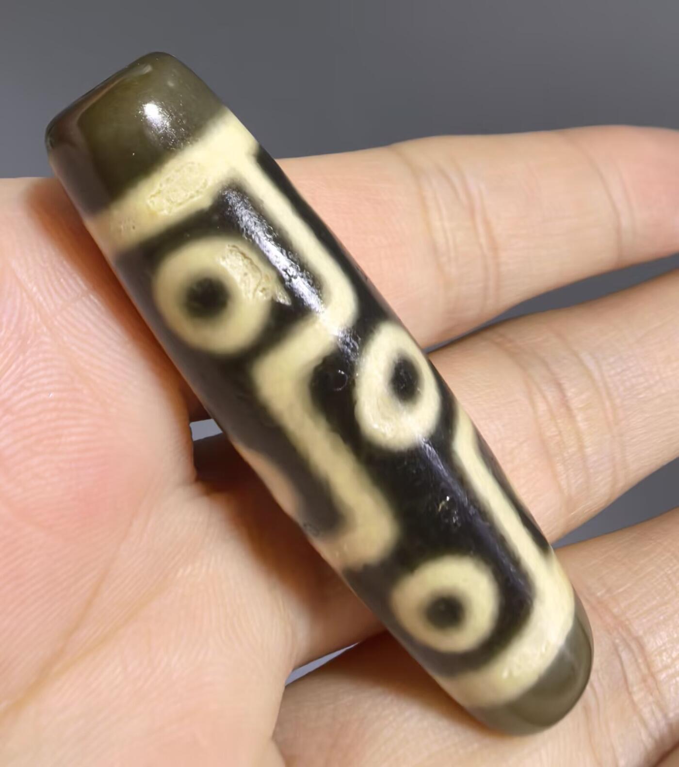 折线九眼财珠吊坠挂件项链锁骨链男女款，手工珠，可见岁月包浆风化纹，胎脂温润而泽，表面可见取药坑。
​尺寸:4.9*1.3cm
​