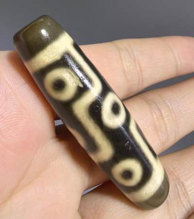 折线九眼财珠吊坠挂件项链锁骨链男女款，手工珠，可见岁月包浆风化纹，胎脂温润而泽，表面可见取药坑。
​尺寸:4.9*1.3cm
​