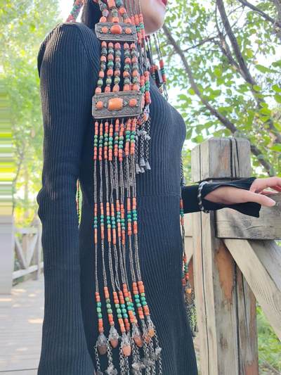 清代蒙古公主出嫁头饰

在古时的蒙古，发饰就是女人的嫁妆，不仅仅是财产的额象征更是对娘家的寄托！
整体配饰为纯天然有机宝石（可见天然虫洞）、原矿绿松石总长约80cm克重约3.35公斤