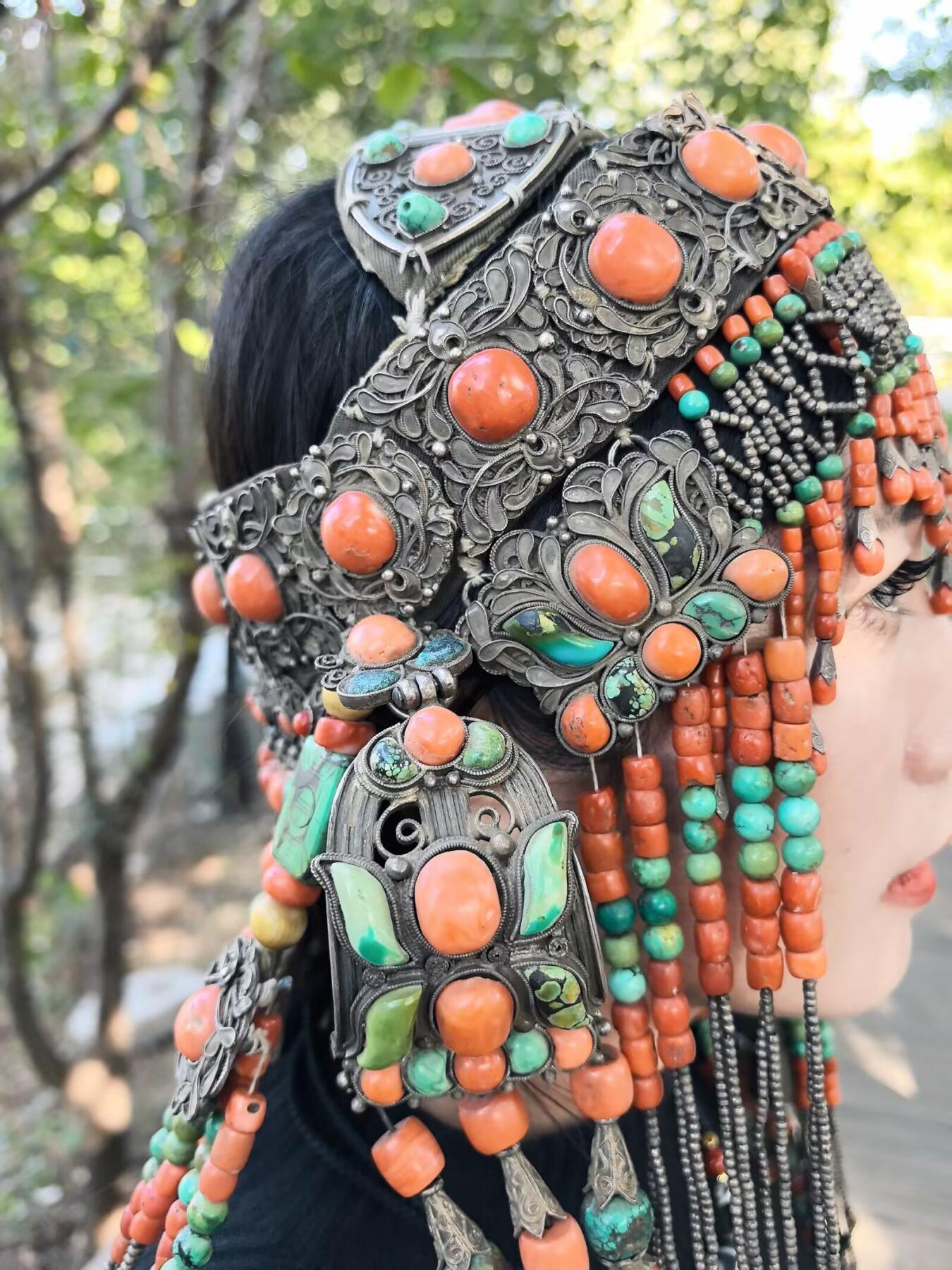 清代蒙古公主出嫁头饰

在古时的蒙古，发饰就是女人的嫁妆，不仅仅是财产的额象征更是对娘家的寄托！
整体配饰为纯天然有机宝石（可见天然虫洞）、原矿绿松石总长约80cm克重约3.35公斤