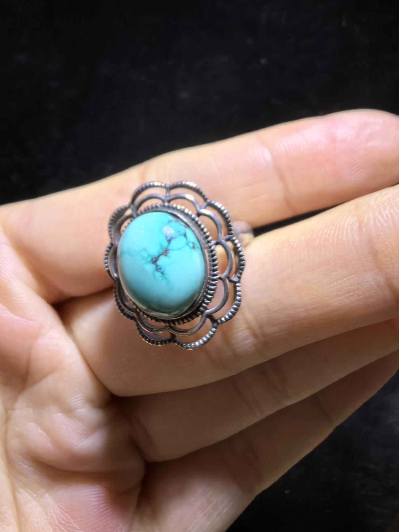 纯天然松石戒指男女款，瓷度密度较高，湖绿色加天然铁线犹如水墨诗情画意，裸石尺寸:11mm*13mm纯银镶嵌可调节指圈！