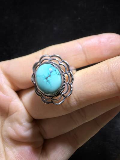 纯天然松石戒指男女款，瓷度密度较高，湖绿色加天然铁线犹如水墨诗情画意，裸石尺寸:11mm*13mm纯银镶嵌可调节指圈！