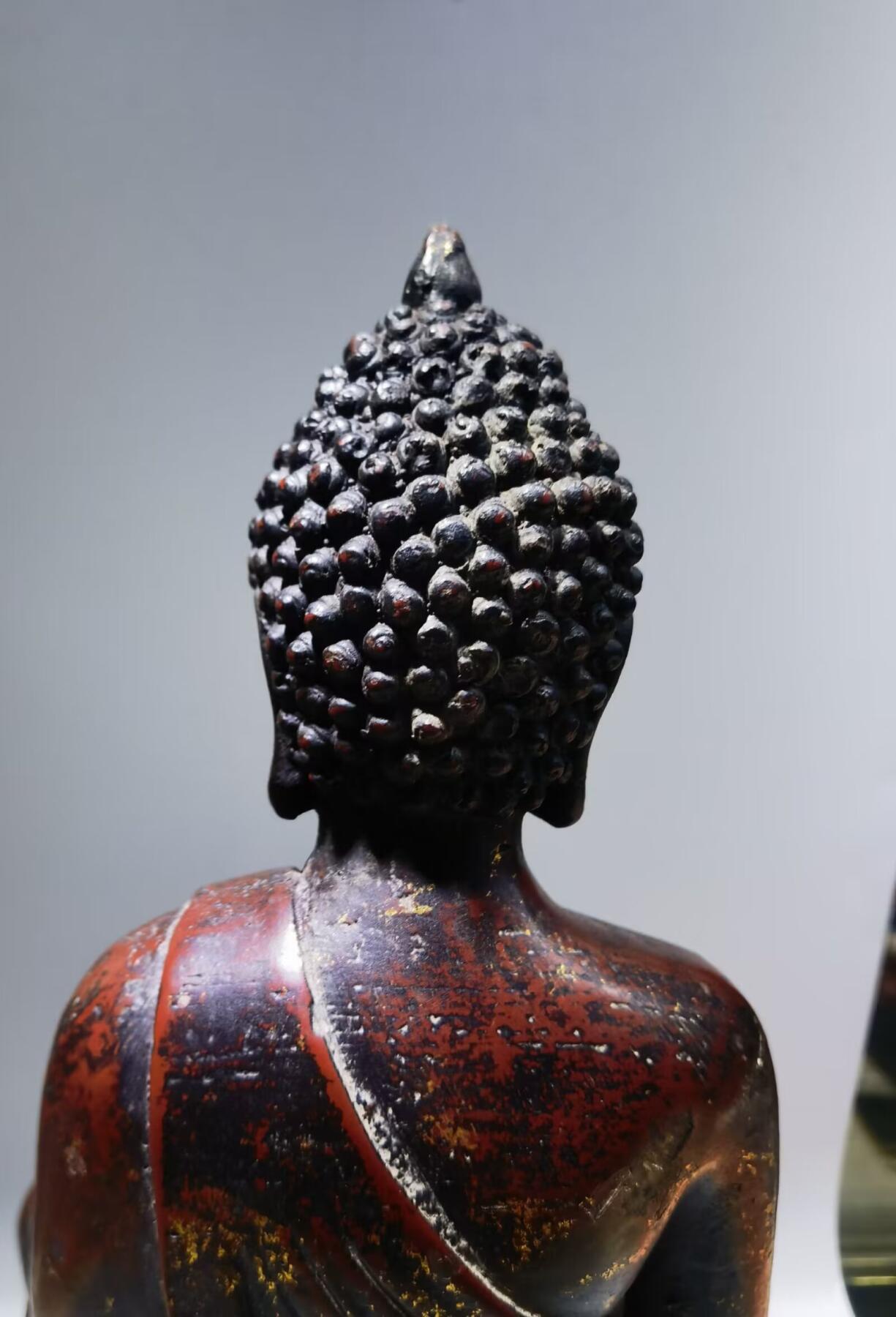 宋代洒金释迦摩尼佛整身佛像摆件乔迁办公佛龛供奉​包浆自然浑厚，包老到代！​佛手食指缺肉图中可见！​尺寸:35cm*20cm