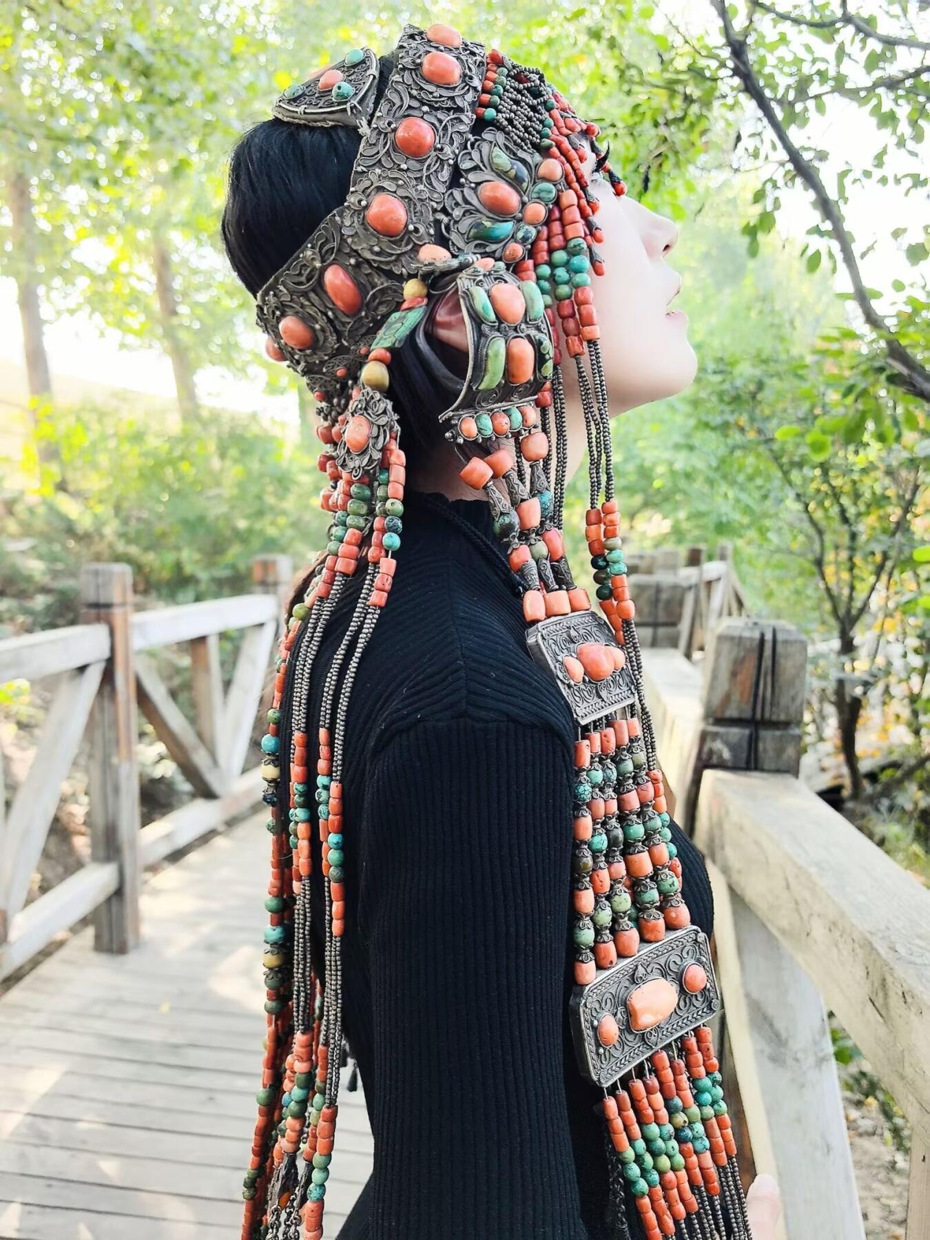 清代蒙古公主出嫁头饰

在古时的蒙古，发饰就是女人的嫁妆，不仅仅是财产的额象征更是对娘家的寄托！
整体配饰为纯天然有机宝石（可见天然虫洞）、原矿绿松石总长约80cm克重约3.35公斤