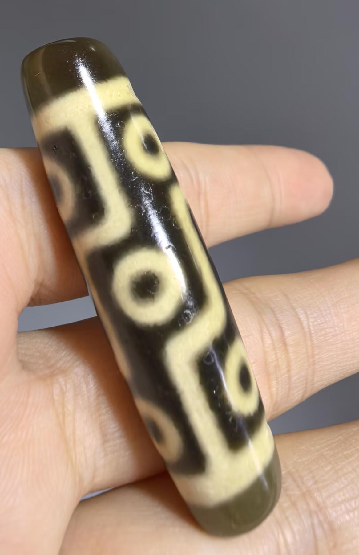 折线九眼财珠吊坠挂件项链锁骨链男女款，手工珠，可见岁月包浆风化纹，胎脂温润而泽，表面可见取药坑。
​尺寸:4.9*1.3cm
​