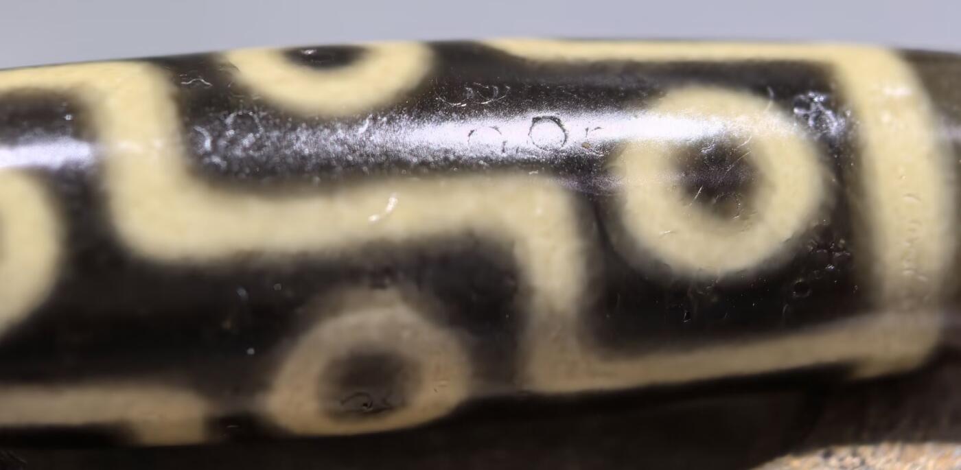 折线九眼财珠吊坠挂件项链锁骨链男女款，手工珠，可见岁月包浆风化纹，胎脂温润而泽，表面可见取药坑。
​尺寸:4.9*1.3cm
​