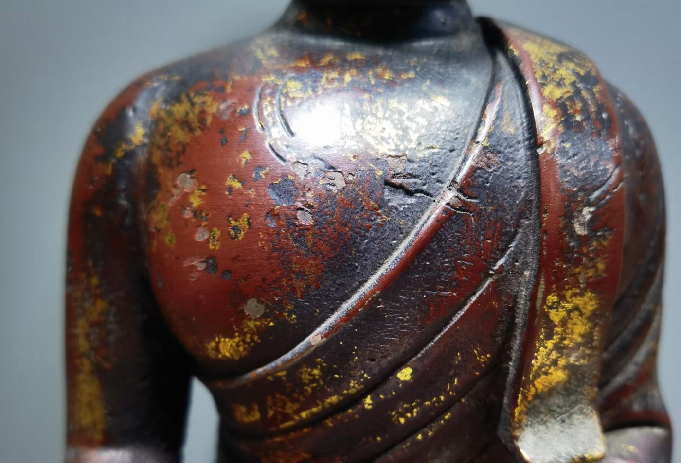 宋代洒金释迦摩尼佛整身佛像摆件乔迁办公佛龛供奉​包浆自然浑厚，包老到代！​佛手食指缺肉图中可见！​尺寸:35cm*20cm