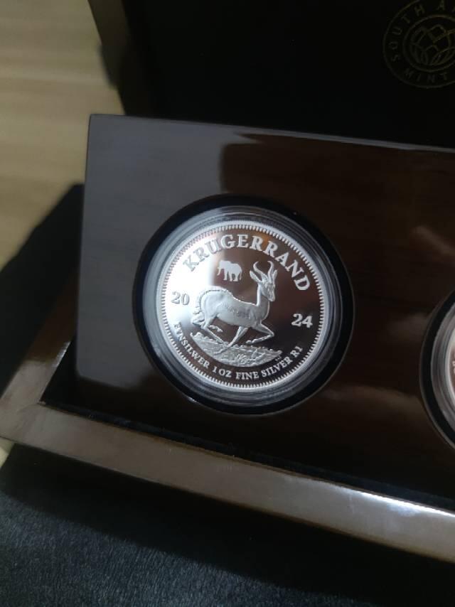 南非制币厂克鲁格银币和英国皇家制币厂的马年银币，真心漂亮