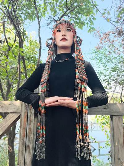 清代蒙古公主出嫁头饰

在古时的蒙古，发饰就是女人的嫁妆，不仅仅是财产的额象征更是对娘家的寄托！
整体配饰为纯天然有机宝石（可见天然虫洞）、原矿绿松石总长约80cm克重约3.35公斤