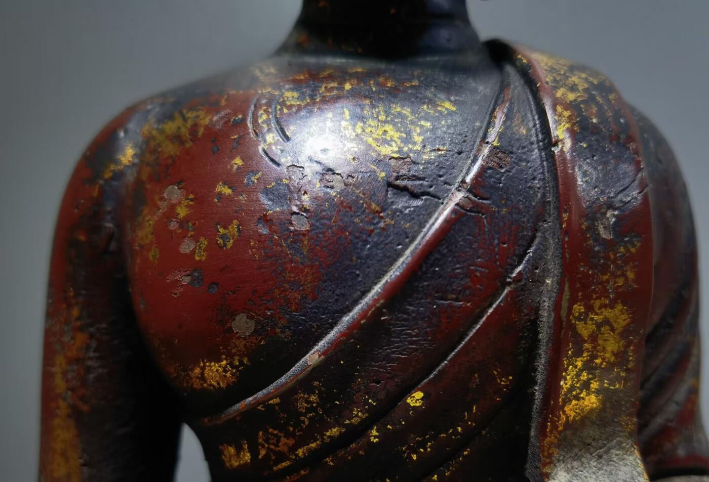 宋代洒金释迦摩尼佛整身佛像摆件乔迁办公佛龛供奉​包浆自然浑厚，包老到代！​佛手食指缺肉图中可见！​尺寸:35cm*20cm