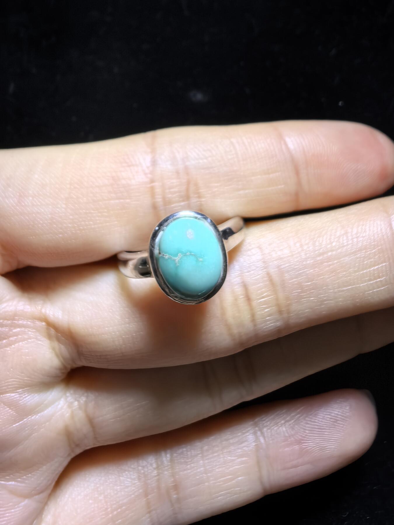 纯天然原矿绿松石高瓷蓝女戒，清新淡雅，精致小巧。纯银镶嵌可调节指圈。裸石尺寸：0.9cm*0.7cm