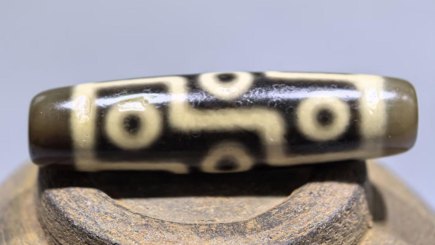 折线九眼财珠吊坠挂件项链锁骨链男女款，手工珠，可见岁月包浆风化纹，胎脂温润而泽，表面可见取药坑。
​尺寸:4.9*1.3cm
​