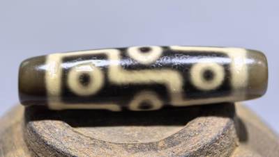 折线九眼财珠吊坠挂件项链锁骨链男女款，手工珠，可见岁月包浆风化纹，胎脂温润而泽，表面可见取药坑。
​尺寸:4.9*1.3cm
​