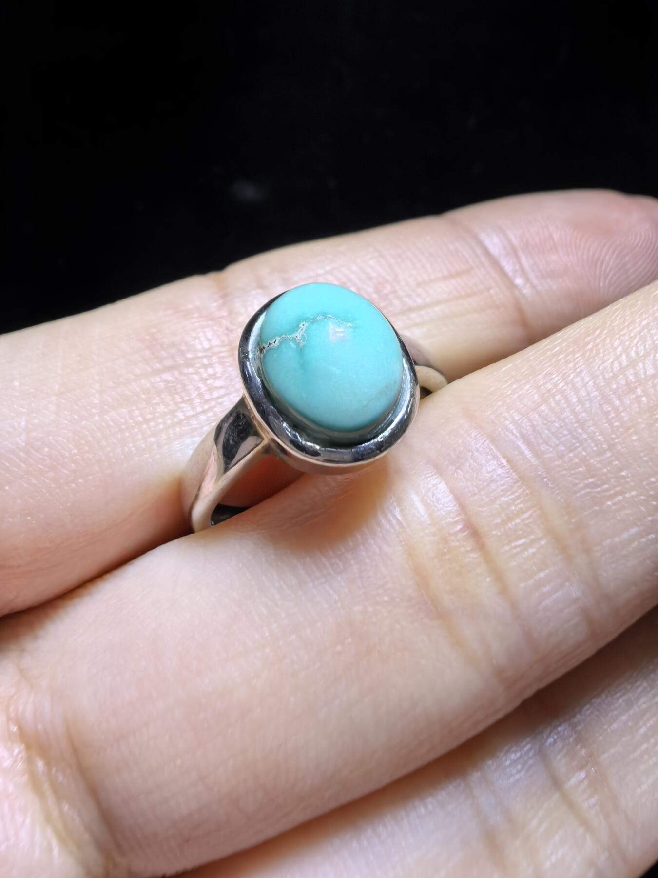 纯天然原矿绿松石高瓷蓝女戒，清新淡雅，精致小巧。纯银镶嵌可调节指圈。裸石尺寸：0.9cm*0.7cm