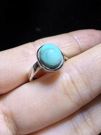 纯天然原矿绿松石高瓷蓝女戒，清新淡雅，精致小巧。纯银镶嵌可调节指圈。裸石尺寸：0.9cm*0.7cm