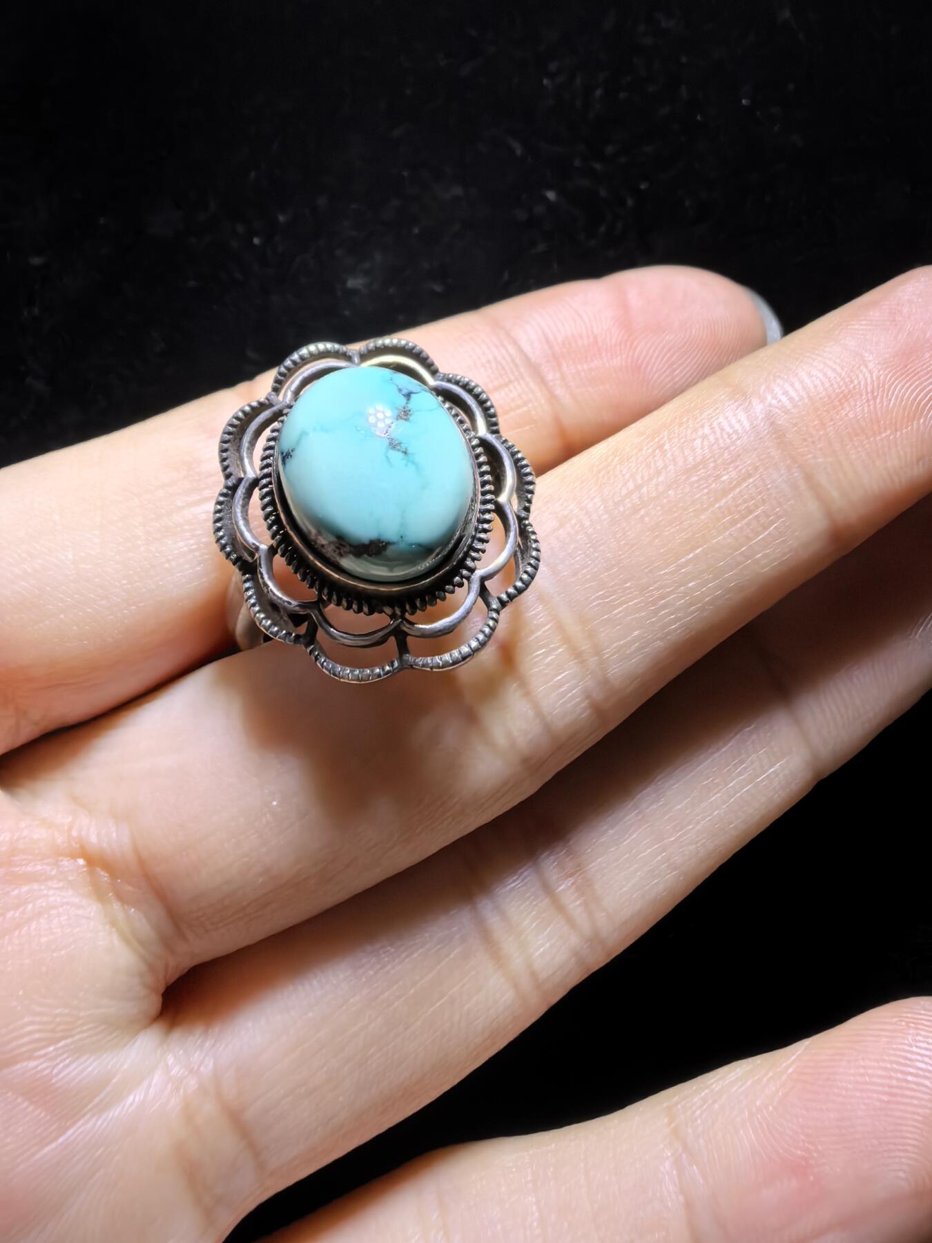 纯天然松石戒指男女款，瓷度密度较高，湖绿色加天然铁线犹如水墨诗情画意，裸石尺寸:11mm*13mm纯银镶嵌可调节指圈！