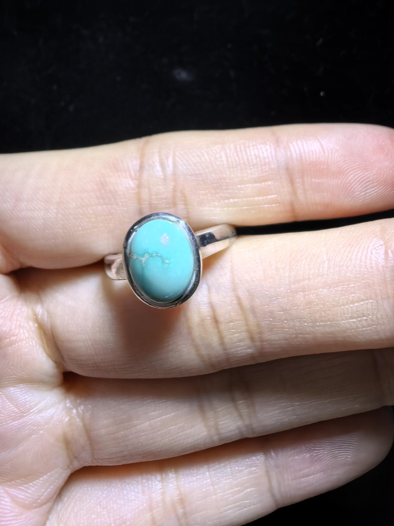 纯天然原矿绿松石高瓷蓝女戒，清新淡雅，精致小巧。纯银镶嵌可调节指圈。裸石尺寸：0.9cm*0.7cm