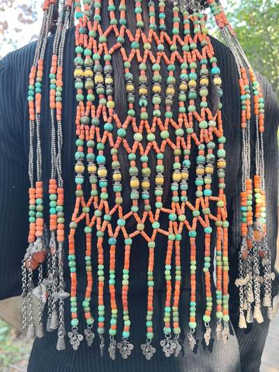 清代蒙古公主出嫁头饰

在古时的蒙古，发饰就是女人的嫁妆，不仅仅是财产的额象征更是对娘家的寄托！
整体配饰为纯天然有机宝石（可见天然虫洞）、原矿绿松石总长约80cm克重约3.35公斤