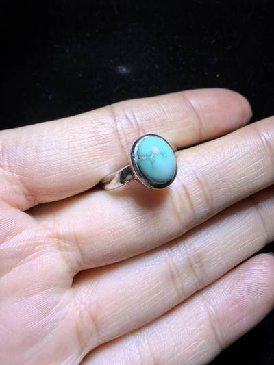 纯天然原矿绿松石高瓷蓝女戒，清新淡雅，精致小巧。纯银镶嵌可调节指圈。裸石尺寸：0.9cm*0.7cm