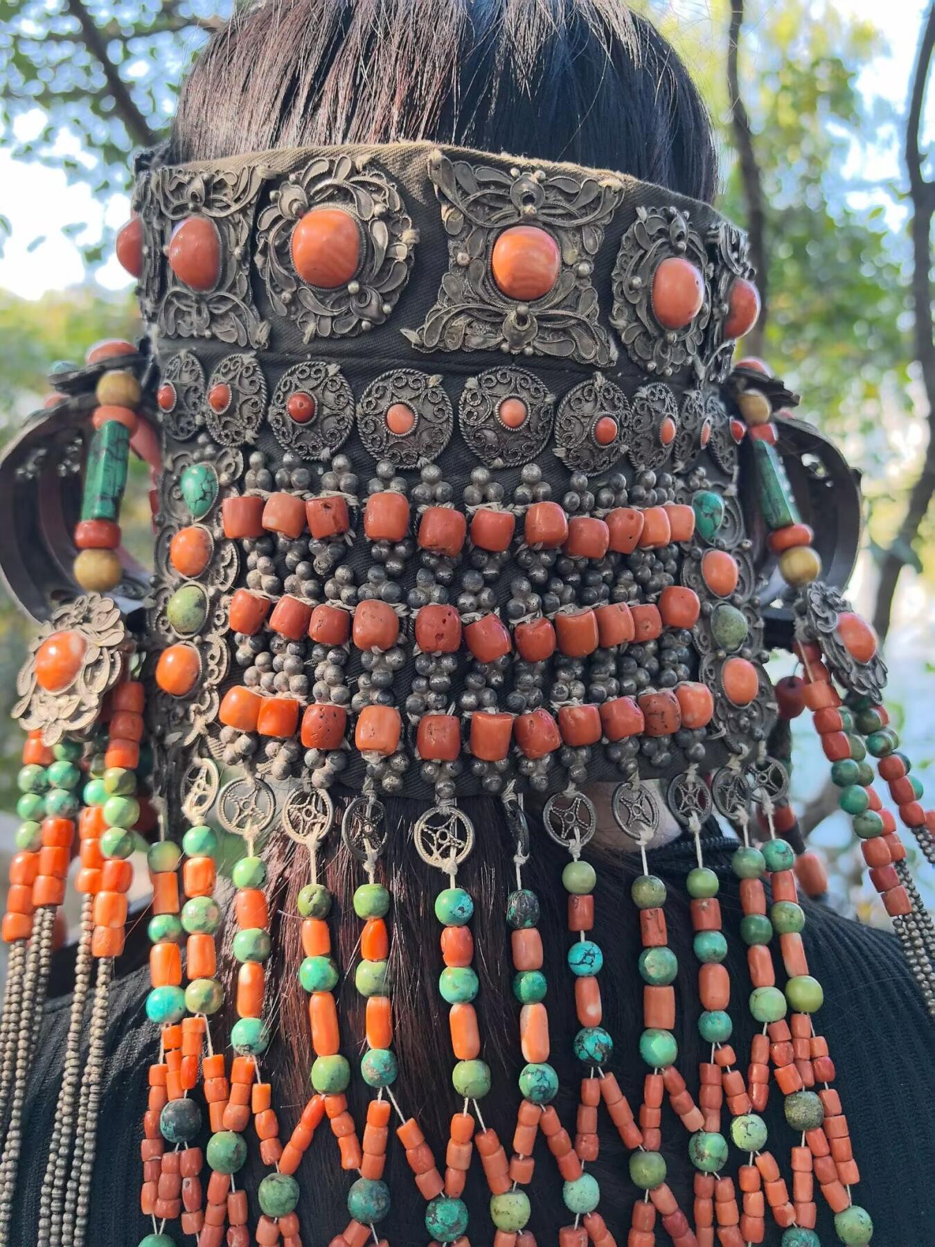 清代蒙古公主出嫁头饰

在古时的蒙古，发饰就是女人的嫁妆，不仅仅是财产的额象征更是对娘家的寄托！
整体配饰为纯天然有机宝石（可见天然虫洞）、原矿绿松石总长约80cm克重约3.35公斤