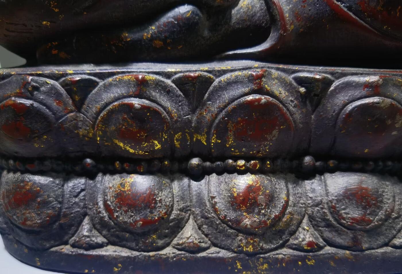 宋代洒金释迦摩尼佛整身佛像摆件乔迁办公佛龛供奉​包浆自然浑厚，包老到代！​佛手食指缺肉图中可见！​尺寸:35cm*20cm