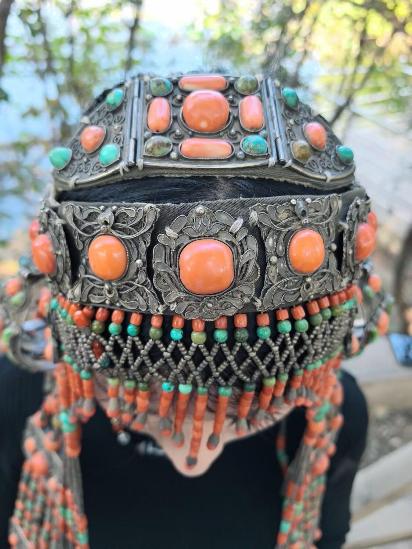 清代蒙古公主出嫁头饰

在古时的蒙古，发饰就是女人的嫁妆，不仅仅是财产的额象征更是对娘家的寄托！
整体配饰为纯天然有机宝石（可见天然虫洞）、原矿绿松石总长约80cm克重约3.35公斤