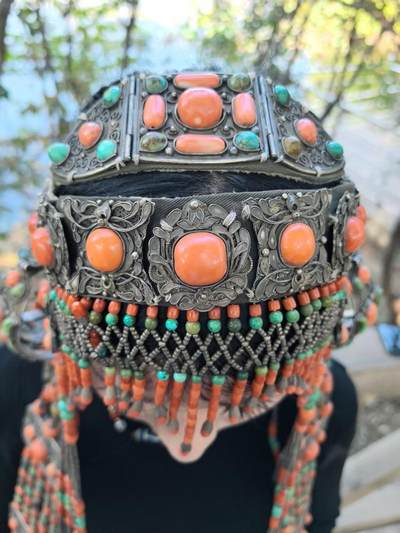 清代蒙古公主出嫁头饰

在古时的蒙古，发饰就是女人的嫁妆，不仅仅是财产的额象征更是对娘家的寄托！
整体配饰为纯天然有机宝石（可见天然虫洞）、原矿绿松石总长约80cm克重约3.35公斤