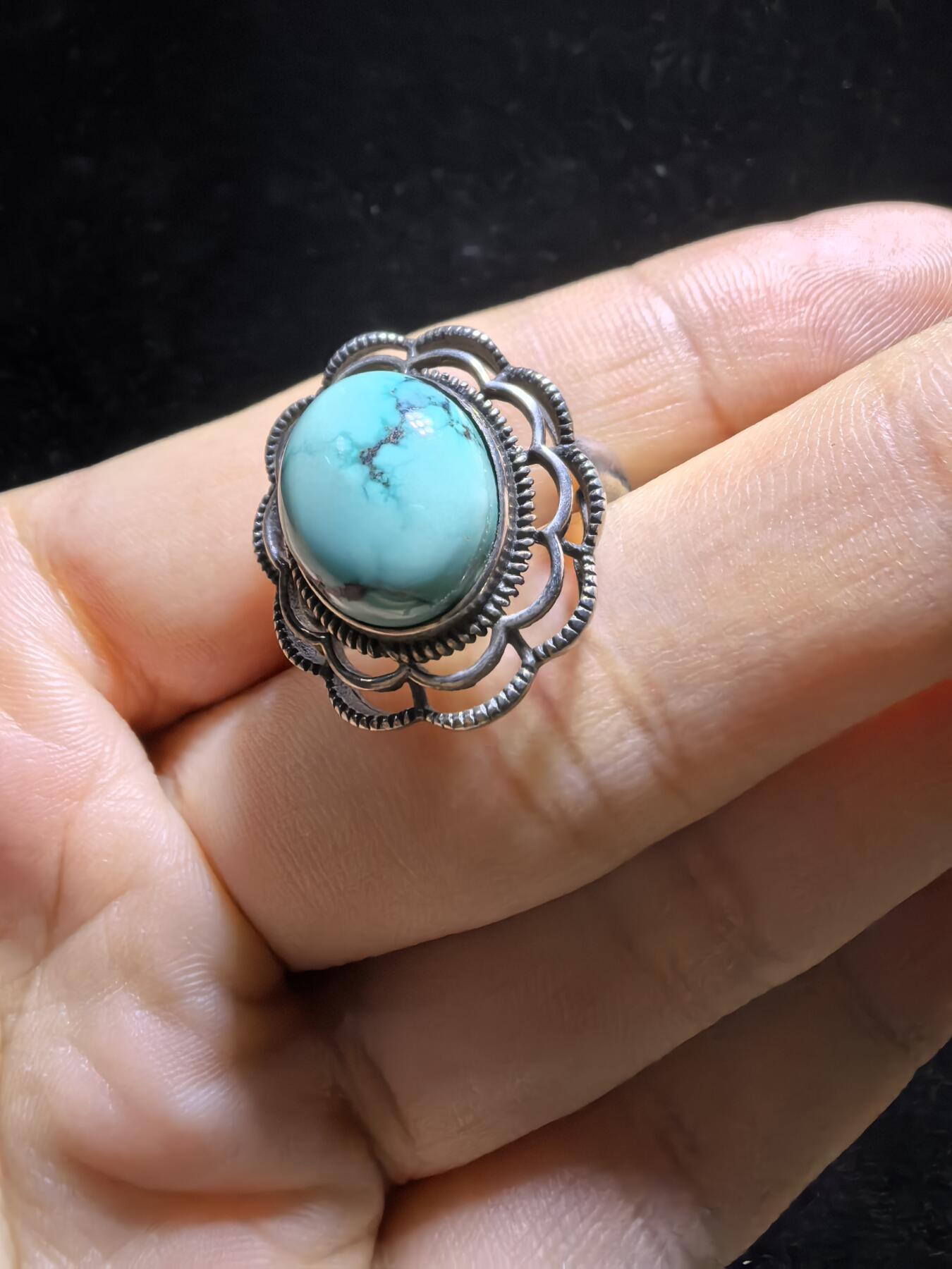 纯天然松石戒指男女款，瓷度密度较高，湖绿色加天然铁线犹如水墨诗情画意，裸石尺寸:11mm*13mm纯银镶嵌可调节指圈！