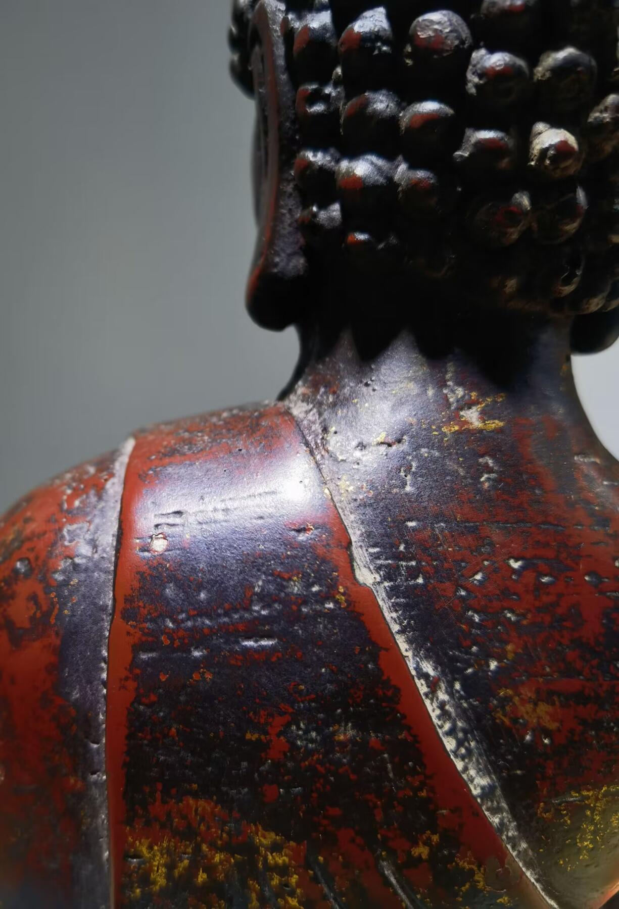 宋代洒金释迦摩尼佛整身佛像摆件乔迁办公佛龛供奉​包浆自然浑厚，包老到代！​佛手食指缺肉图中可见！​尺寸:35cm*20cm