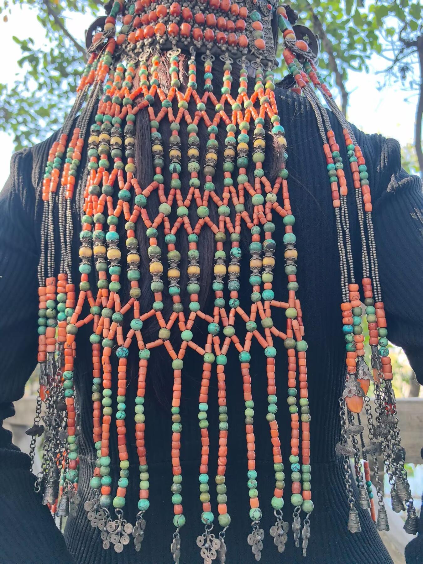 清代蒙古公主出嫁头饰

在古时的蒙古，发饰就是女人的嫁妆，不仅仅是财产的额象征更是对娘家的寄托！
整体配饰为纯天然有机宝石（可见天然虫洞）、原矿绿松石总长约80cm克重约3.35公斤