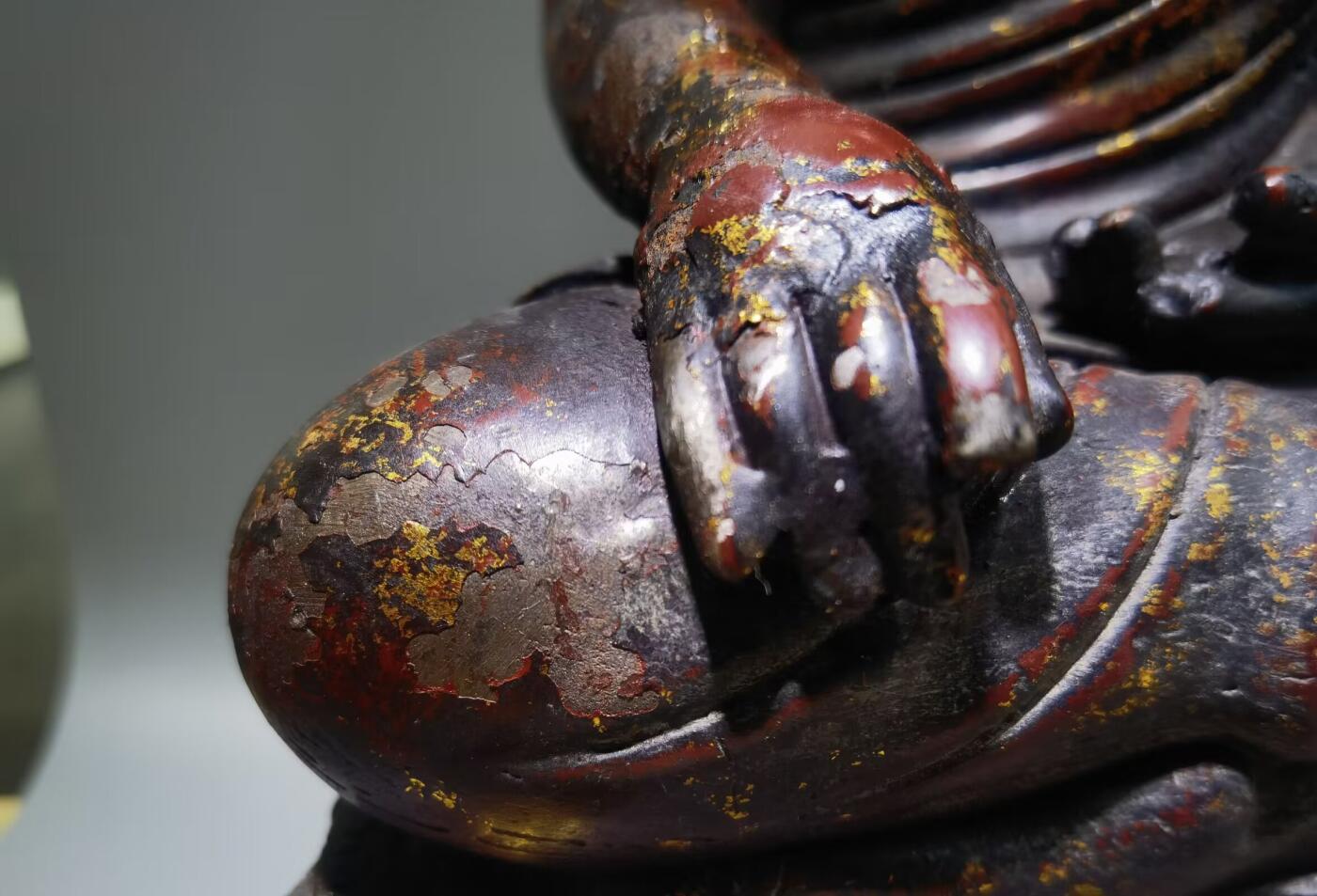 宋代洒金释迦摩尼佛整身佛像摆件乔迁办公佛龛供奉​包浆自然浑厚，包老到代！​佛手食指缺肉图中可见！​尺寸:35cm*20cm