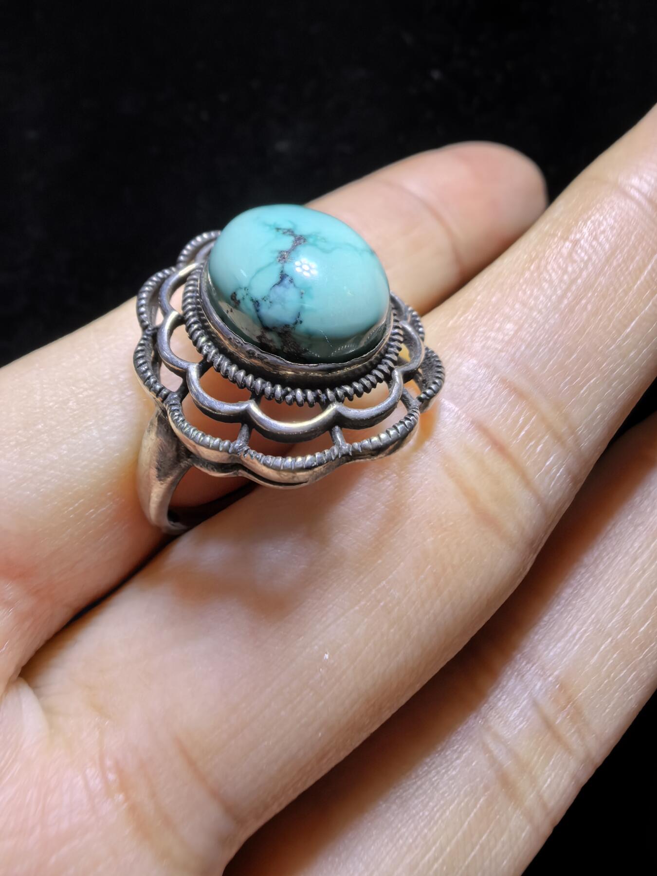 纯天然松石戒指男女款，瓷度密度较高，湖绿色加天然铁线犹如水墨诗情画意，裸石尺寸:11mm*13mm纯银镶嵌可调节指圈！