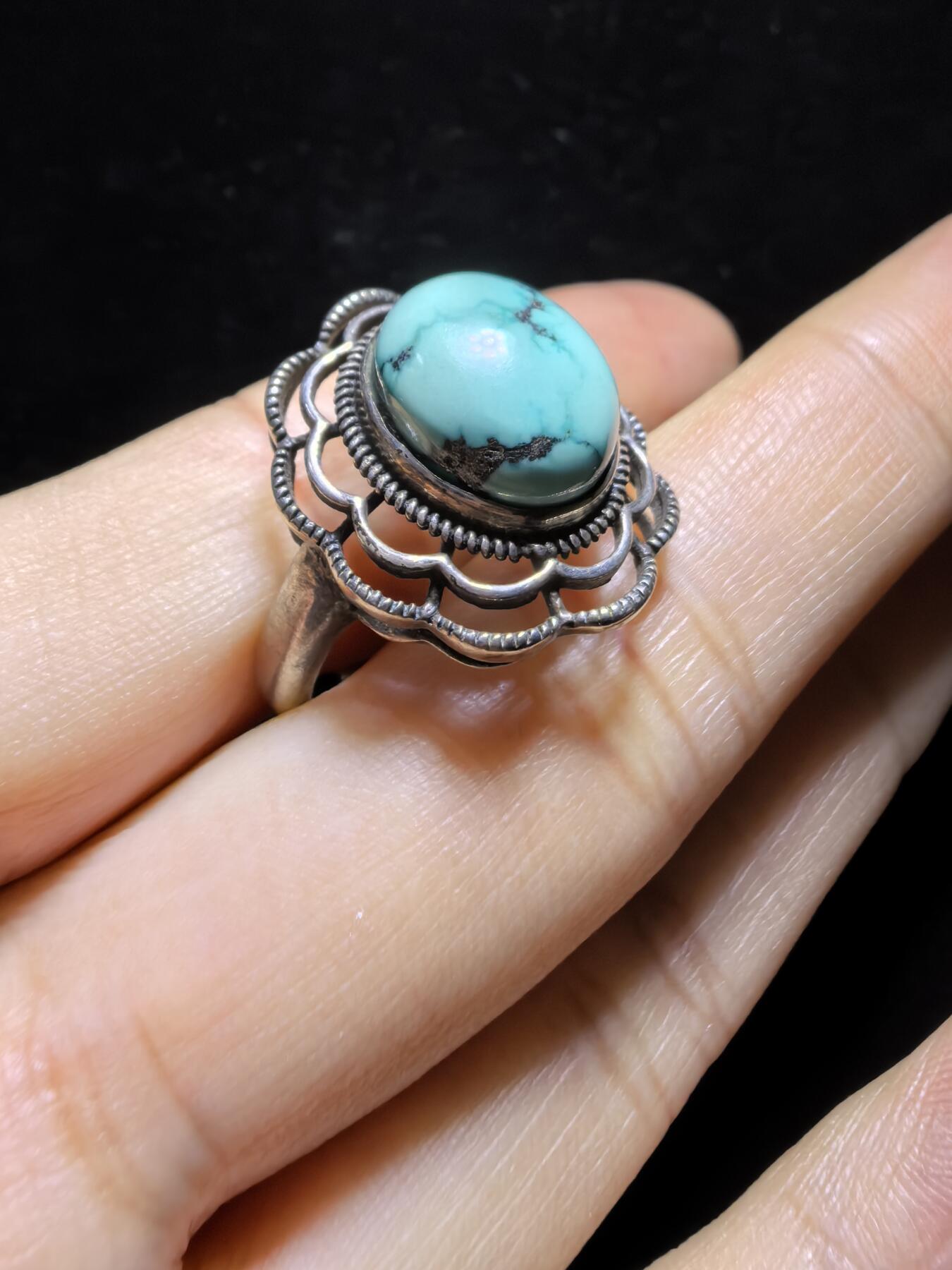 纯天然松石戒指男女款，瓷度密度较高，湖绿色加天然铁线犹如水墨诗情画意，裸石尺寸:11mm*13mm纯银镶嵌可调节指圈！