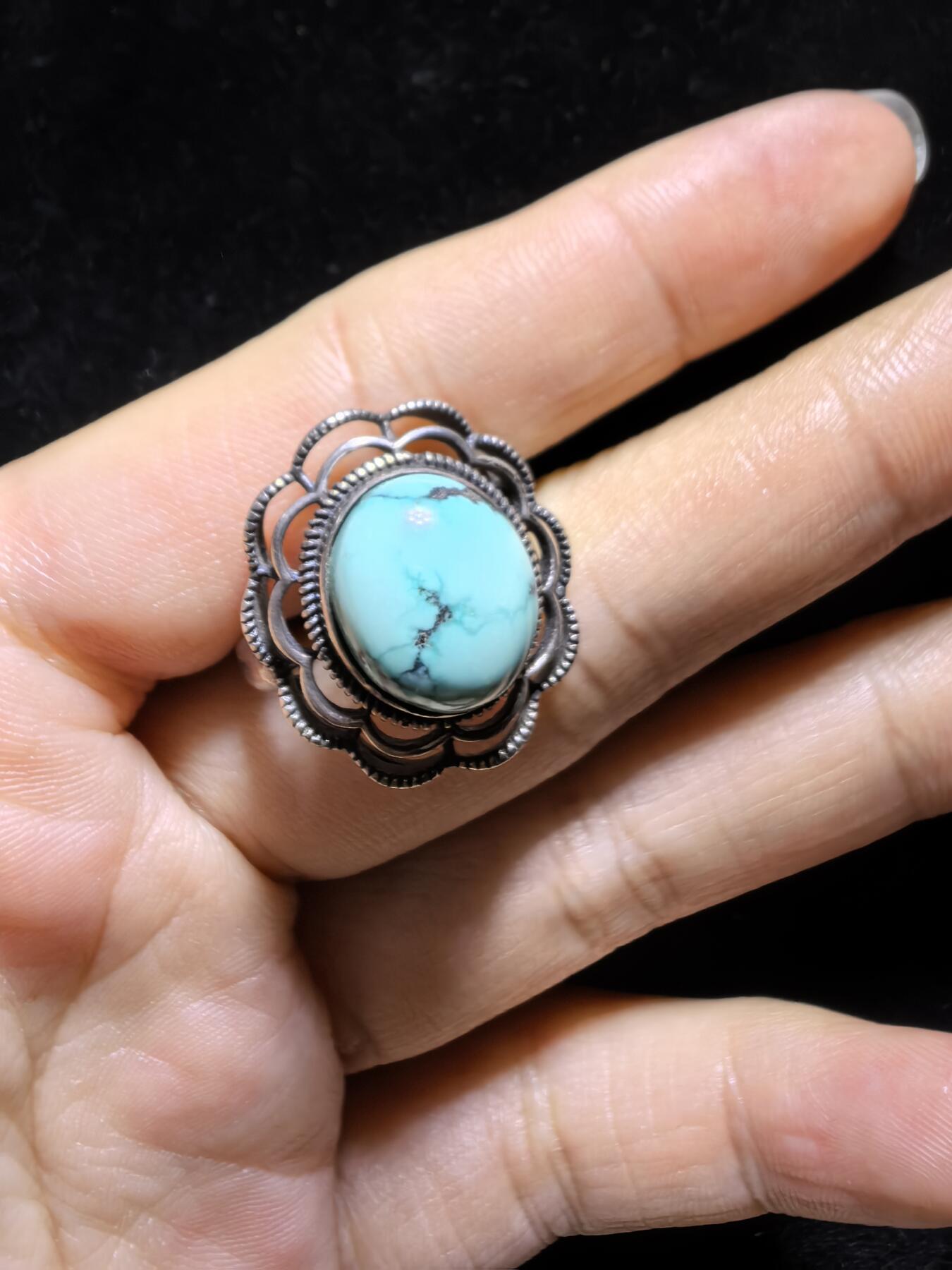 纯天然松石戒指男女款，瓷度密度较高，湖绿色加天然铁线犹如水墨诗情画意，裸石尺寸:11mm*13mm纯银镶嵌可调节指圈！