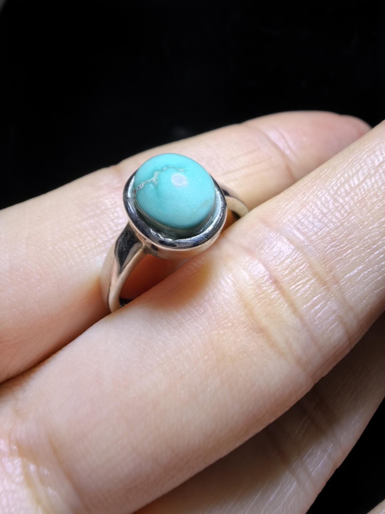 纯天然原矿绿松石高瓷蓝女戒，清新淡雅，精致小巧。纯银镶嵌可调节指圈。裸石尺寸：0.9cm*0.7cm