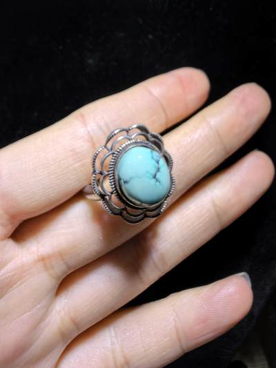 纯天然松石戒指男女款，瓷度密度较高，湖绿色加天然铁线犹如水墨诗情画意，裸石尺寸:11mm*13mm纯银镶嵌可调节指圈！