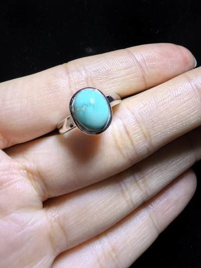 纯天然原矿绿松石高瓷蓝女戒，清新淡雅，精致小巧。纯银镶嵌可调节指圈。裸石尺寸：0.9cm*0.7cm