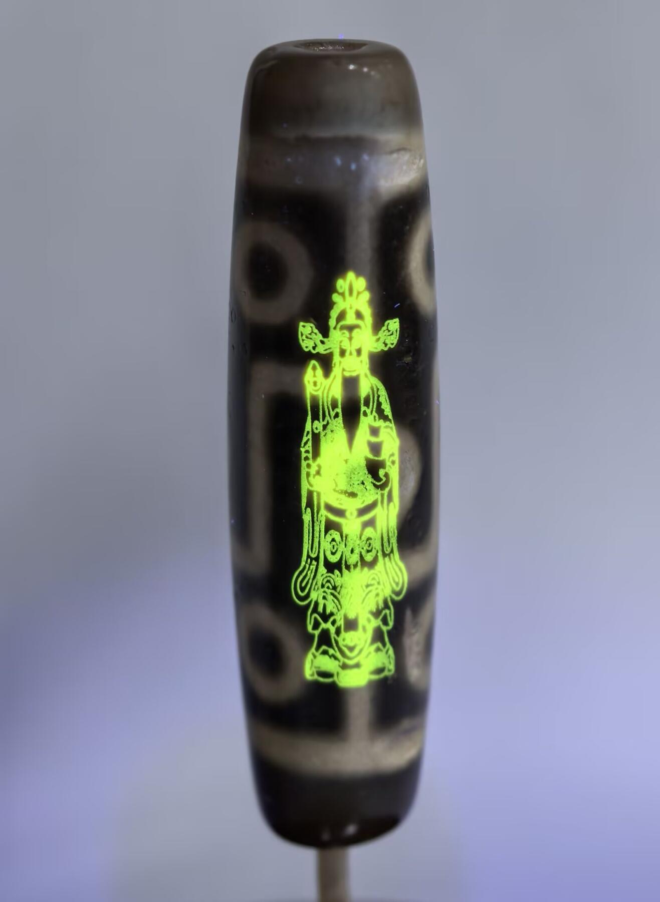 折线九眼财珠吊坠挂件项链锁骨链男女款，手工珠，可见岁月包浆风化纹，胎脂温润而泽，表面可见取药坑。
​尺寸:4.9*1.3cm
​