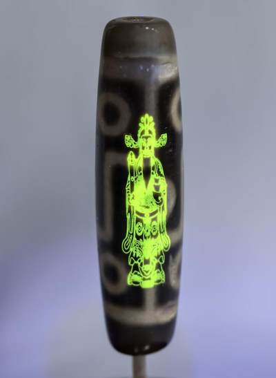 折线九眼财珠吊坠挂件项链锁骨链男女款，手工珠，可见岁月包浆风化纹，胎脂温润而泽，表面可见取药坑。
​尺寸:4.9*1.3cm
​