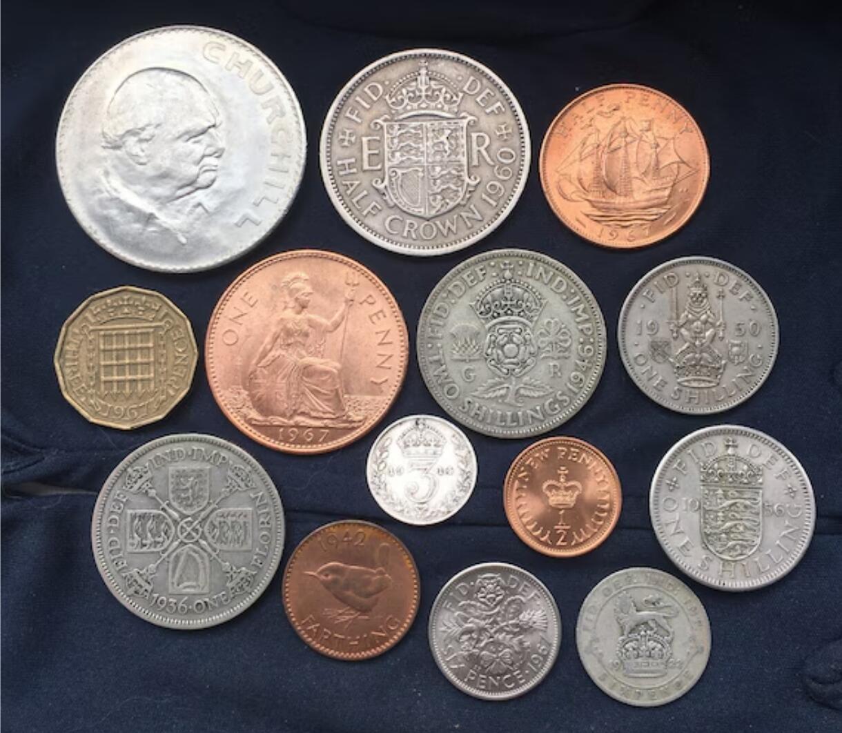 英国旧币制：复杂到让你晕头转向的货币体系

英国在1971年2月15日“十进制化”之前，沿用了一套中世纪延续下来的非十进制货币体系，俗称“£sd”系统（Libra-Shilling-Pence）。