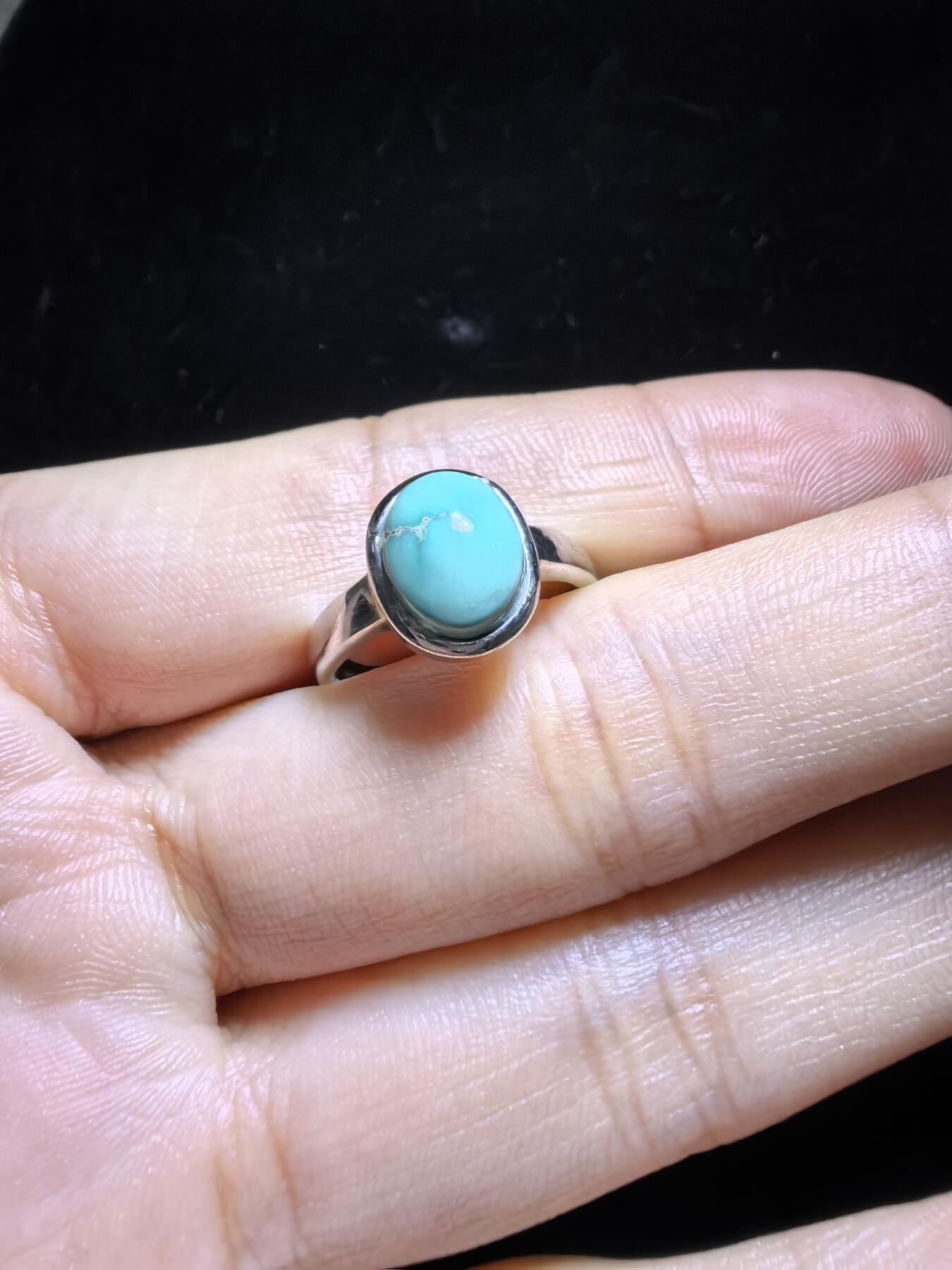 纯天然原矿绿松石高瓷蓝女戒，清新淡雅，精致小巧。纯银镶嵌可调节指圈。裸石尺寸：0.9cm*0.7cm