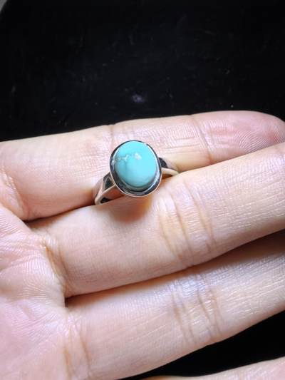 纯天然原矿绿松石高瓷蓝女戒，清新淡雅，精致小巧。纯银镶嵌可调节指圈。裸石尺寸：0.9cm*0.7cm