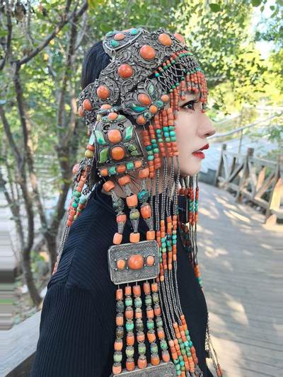 清代蒙古公主出嫁头饰

在古时的蒙古，发饰就是女人的嫁妆，不仅仅是财产的额象征更是对娘家的寄托！
整体配饰为纯天然有机宝石（可见天然虫洞）、原矿绿松石总长约80cm克重约3.35公斤