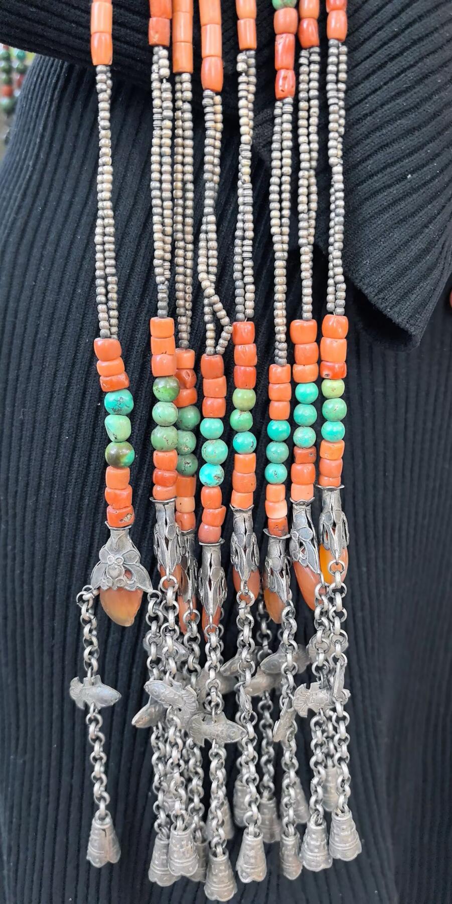 清代蒙古公主出嫁头饰

在古时的蒙古，发饰就是女人的嫁妆，不仅仅是财产的额象征更是对娘家的寄托！
整体配饰为纯天然有机宝石（可见天然虫洞）、原矿绿松石总长约80cm克重约3.35公斤