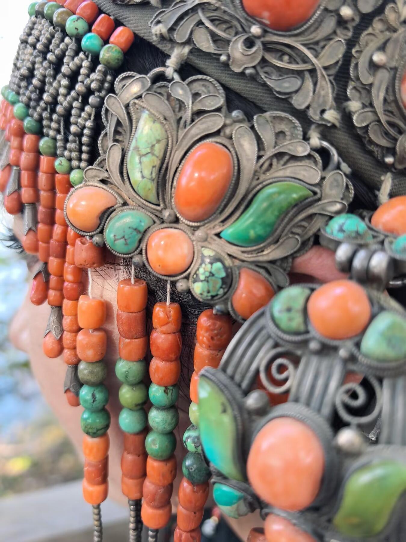 清代蒙古公主出嫁头饰

在古时的蒙古，发饰就是女人的嫁妆，不仅仅是财产的额象征更是对娘家的寄托！
整体配饰为纯天然有机宝石（可见天然虫洞）、原矿绿松石总长约80cm克重约3.35公斤