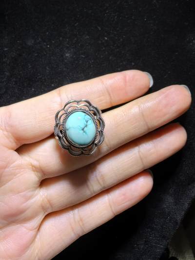 纯天然松石戒指男女款，瓷度密度较高，湖绿色加天然铁线犹如水墨诗情画意，裸石尺寸:11mm*13mm纯银镶嵌可调节指圈！