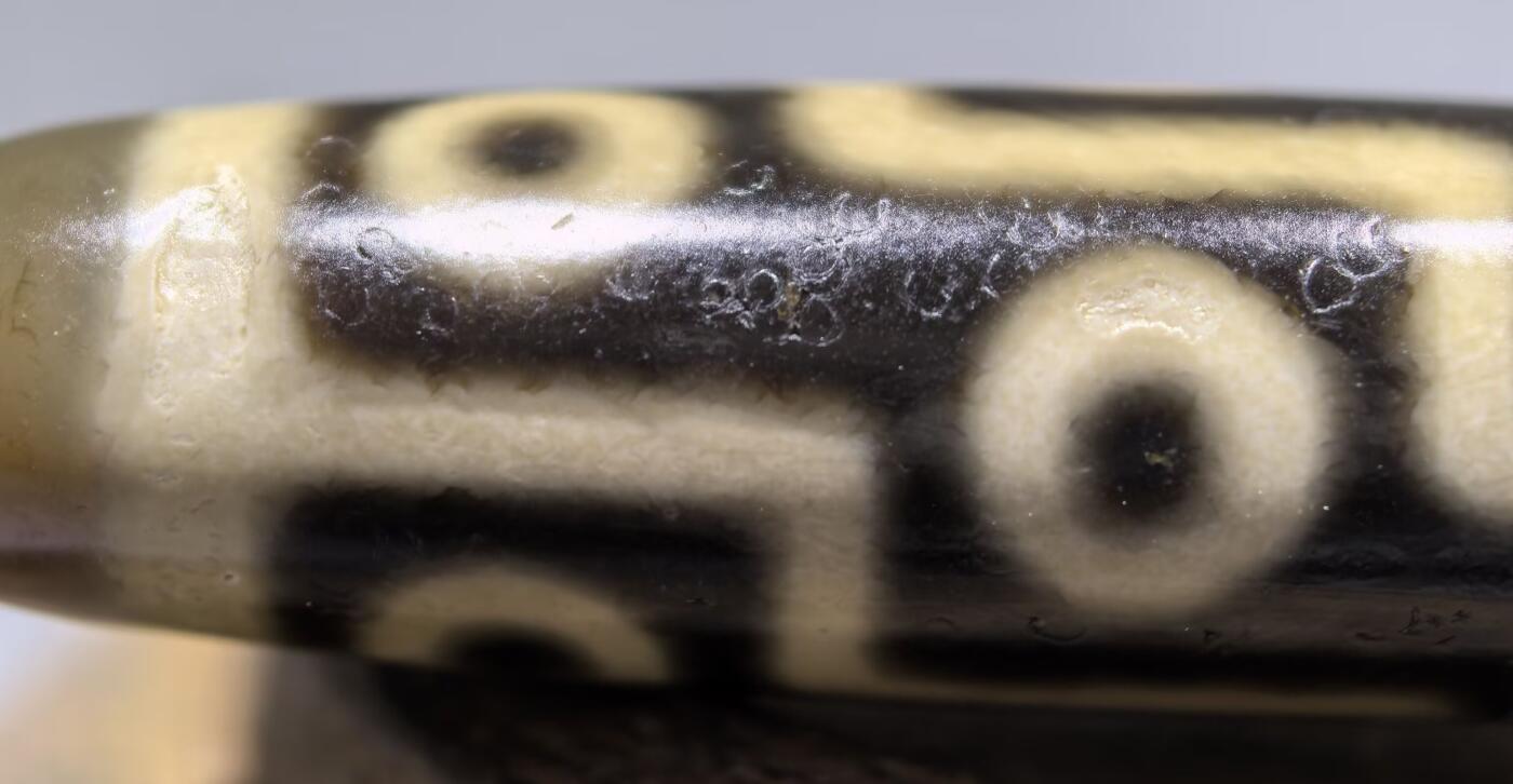 折线九眼财珠吊坠挂件项链锁骨链男女款，手工珠，可见岁月包浆风化纹，胎脂温润而泽，表面可见取药坑。
​尺寸:4.9*1.3cm
​